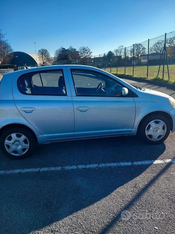 Usata Toyota Yaris 75 CV (55 kW) 2004 Verde Berlina