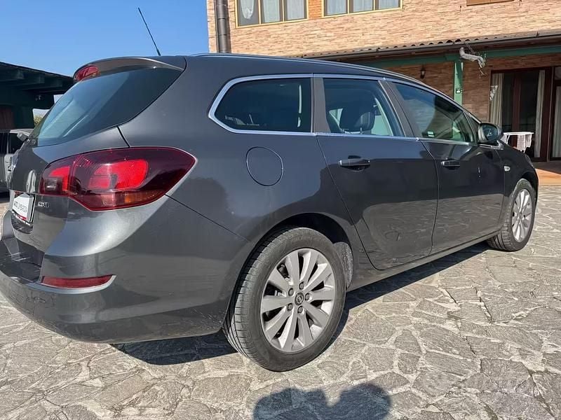 Usata Opel Astra Cosmo 110 CV (80 kW) 2012 Marrone Station wagon