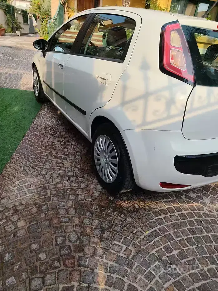 Usata Fiat Grande Punto 77 CV (56 kW) 2012 Bianco Utilitaria