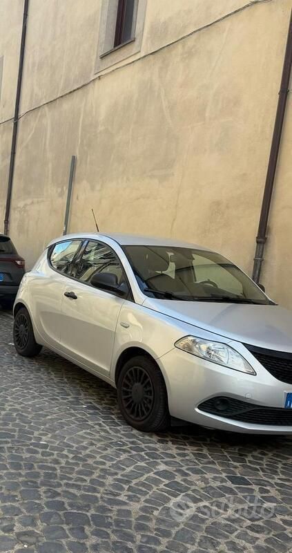 Grigio Usata 2019 Lancia Ypsilon Due volumi | 12.000 € (Cara) - Immagine 1/4