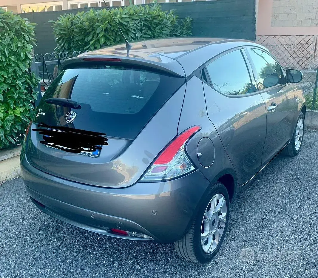 Usata Lancia Ypsilon 69 CV (50 kW) 2016 Grigio Utilitaria