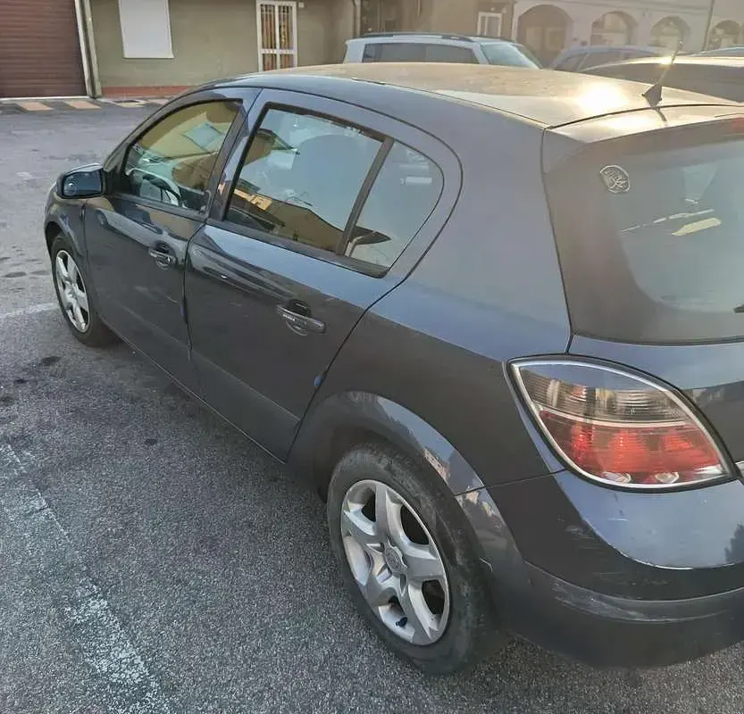 Usata Opel Astra Enjoy 90 CV (66 kW) 2005 Berlina