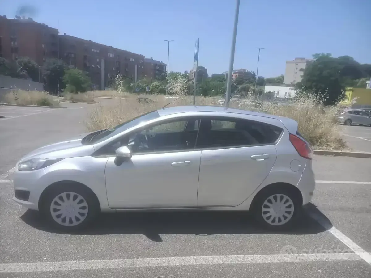 Usata Ford Fiesta 97 CV (71 kW) 2013 Grigio Berlina
