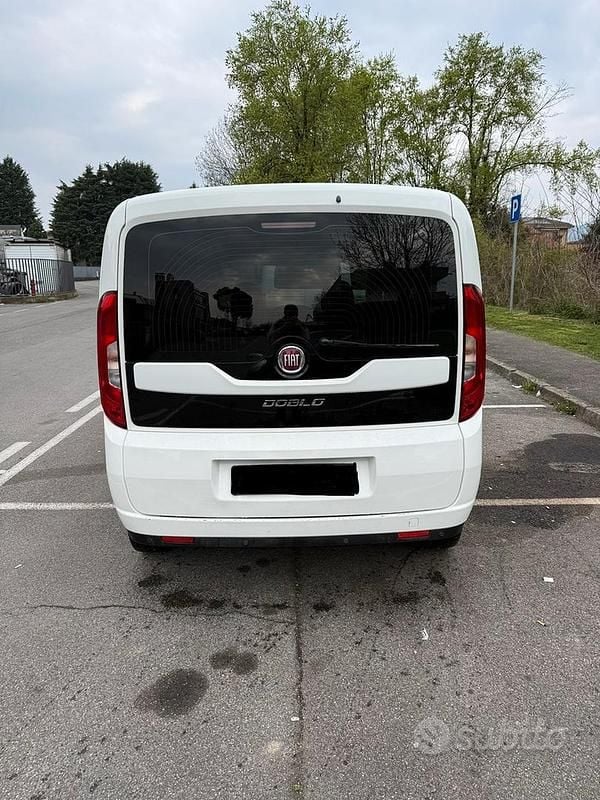 Usata Fiat Doblò Lounge 120 CV (88 kW) 2017 Bianco Monovolume