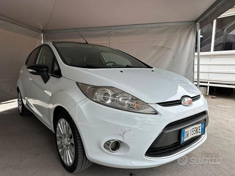 Usata Ford Fiesta Titanium 68 CV (50 kW) 2009 Bianco Utilitaria
