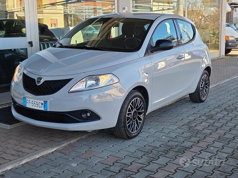 Usata Lancia Ypsilon Gold 69 CV (50 kW) 2018 Grigio Utilitaria