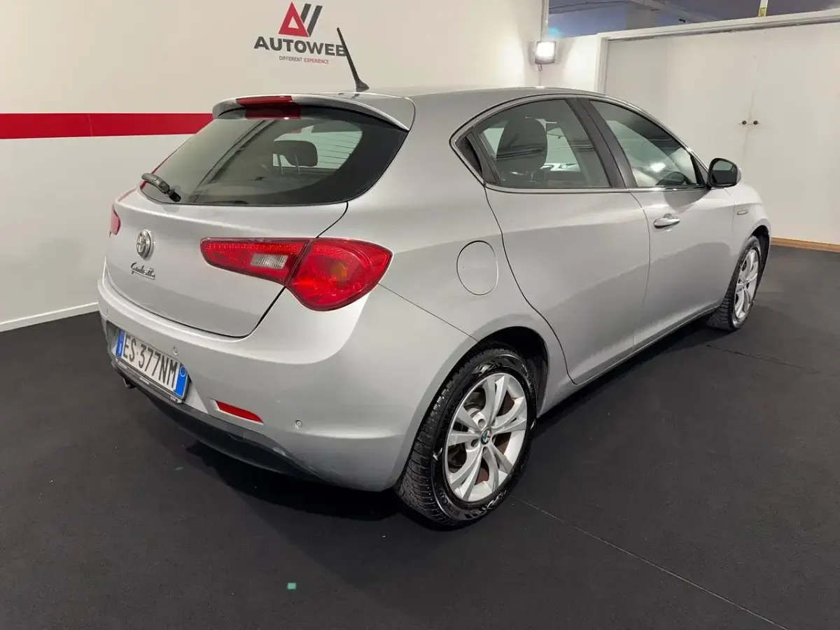 Usata Alfa Romeo Giulietta Exclusive 105 CV (77 kW) 2013 Argento Utilitaria