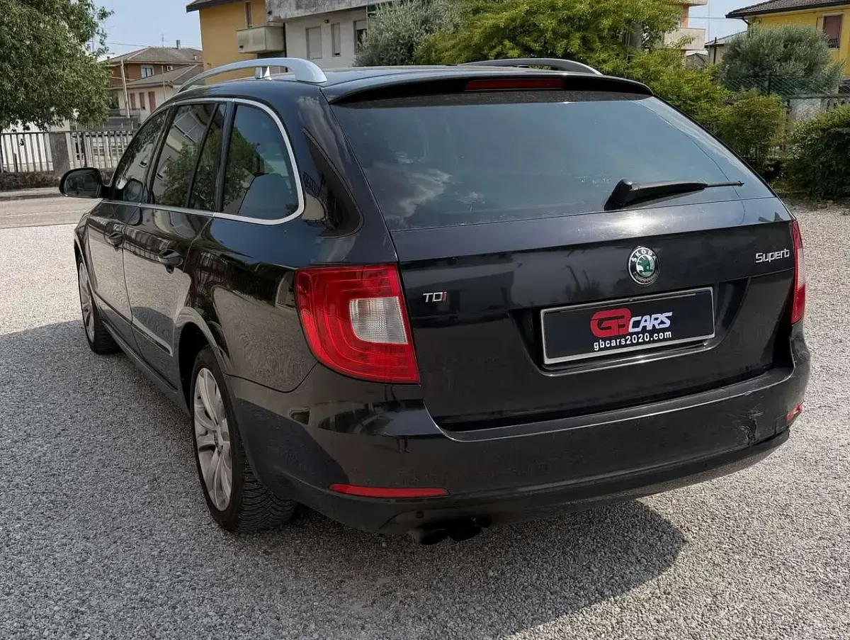 Usata Skoda Superb Elegance 140 CV (102 kW) 2012 Nero Station wagon