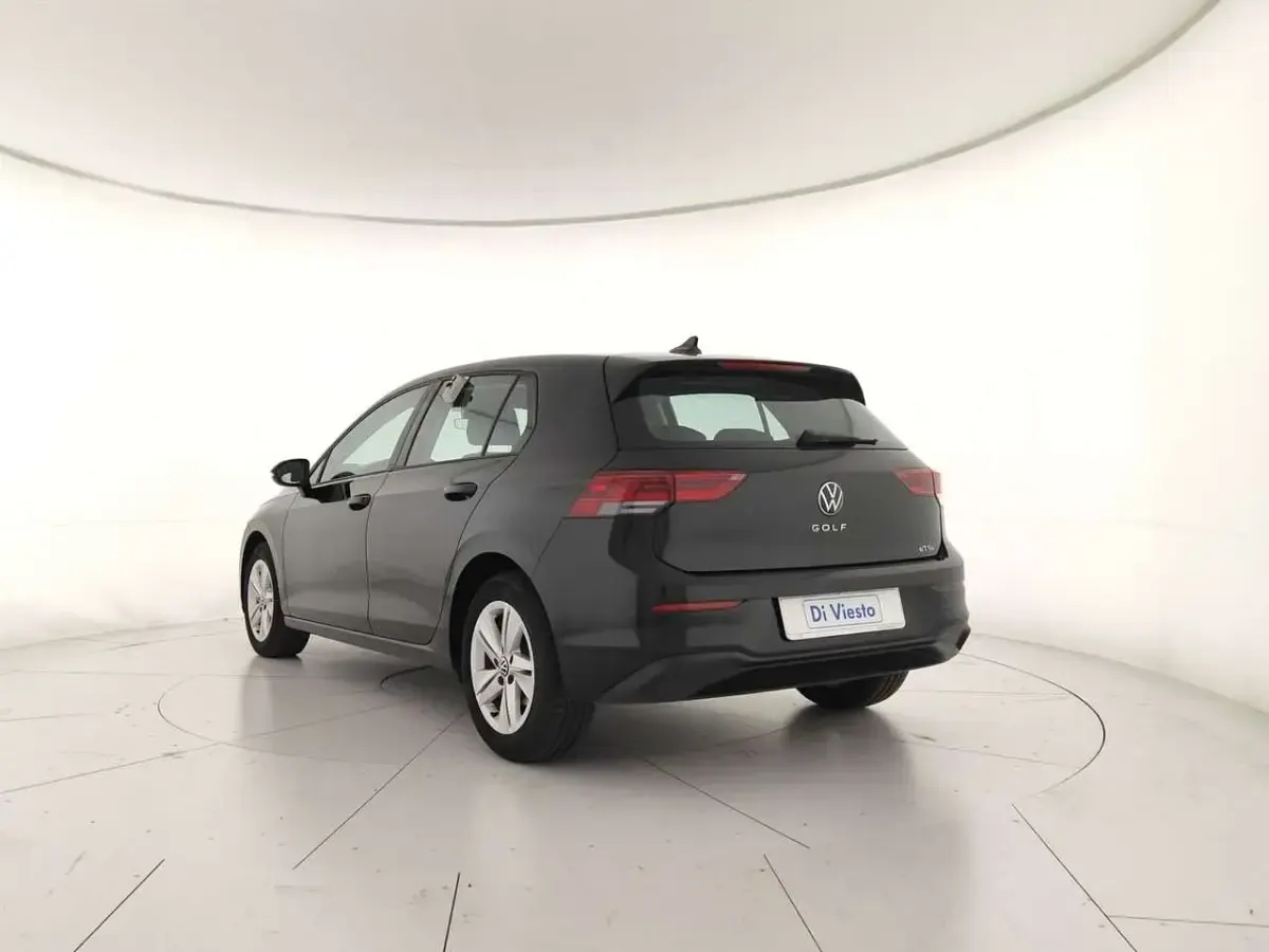 Usata VW Golf VIII Life 110 CV (80 kW) 2024 Grenadill black metallizzato Berlina
