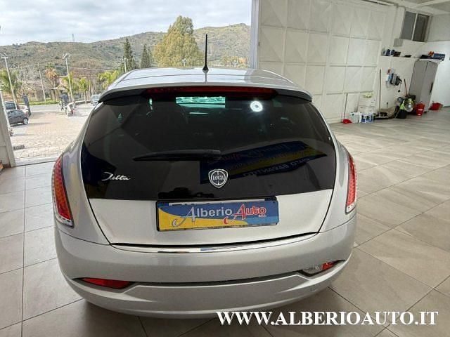 Usado Lancia Delta Silver 120 CV (88 kW) 2011 Plateado Utilitario