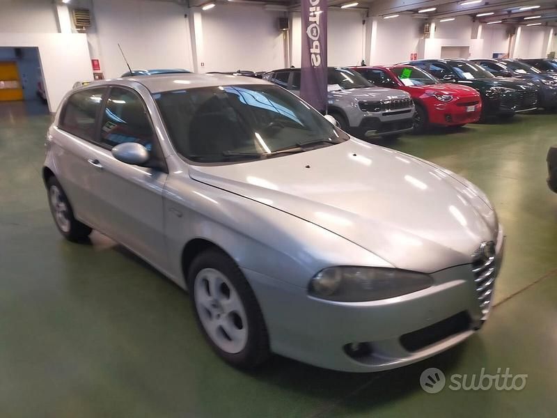 Grigio Usata 2006 Alfa Romeo 147 Due volumi | 2499 € (Buon prezzo) - Immagine 1/4