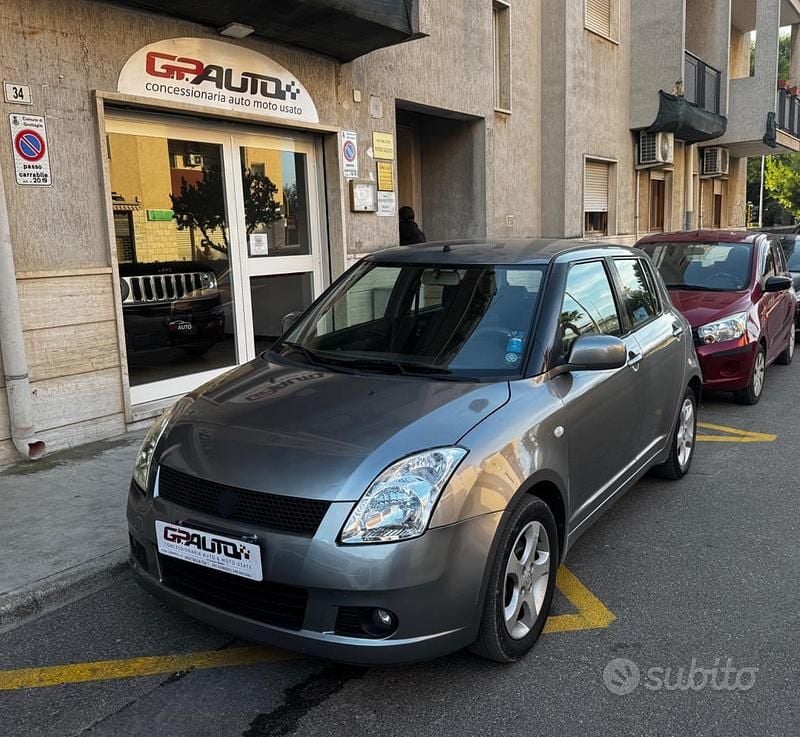 Grigio Usata 2007 Suzuki Swift GL Tre volumi | 1990 € (Buon prezzo) - Immagine 1/4