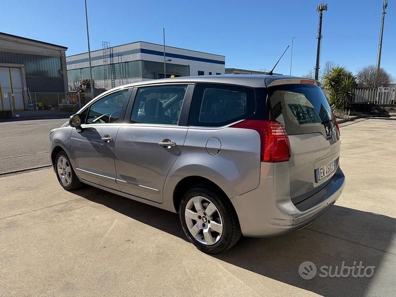Usata Peugeot 5008 Business-Line 115 CV (84 kW) 2014 Grigio Monovolume