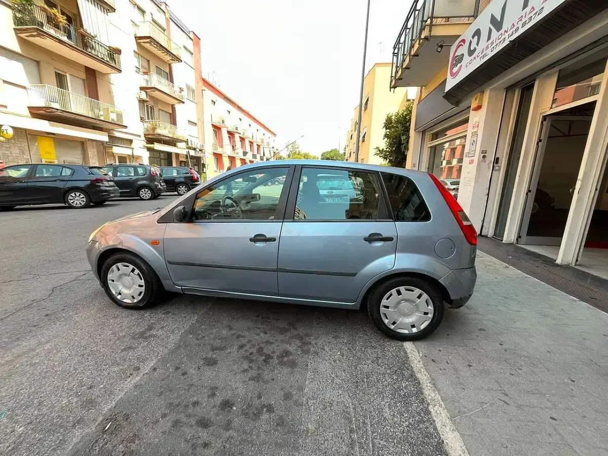 Usata Ford Fiesta 75 CV (55 kW) 2005 Grigio Utilitaria