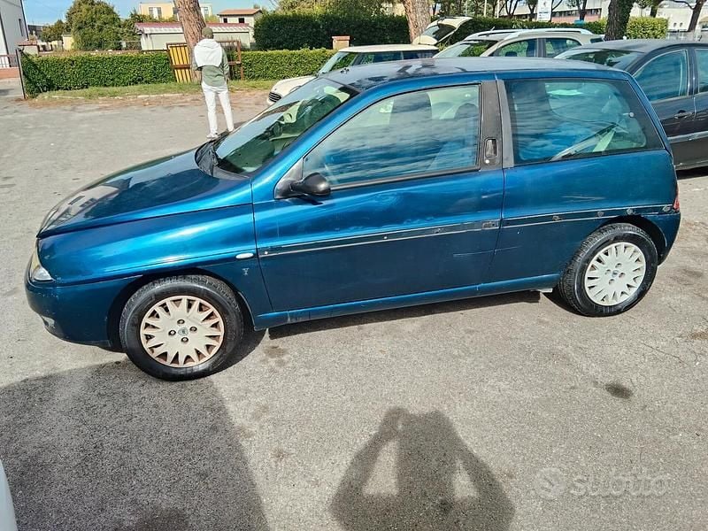 Usata Lancia Ypsilon 59 CV (43 kW) 2001 Argento Utilitaria