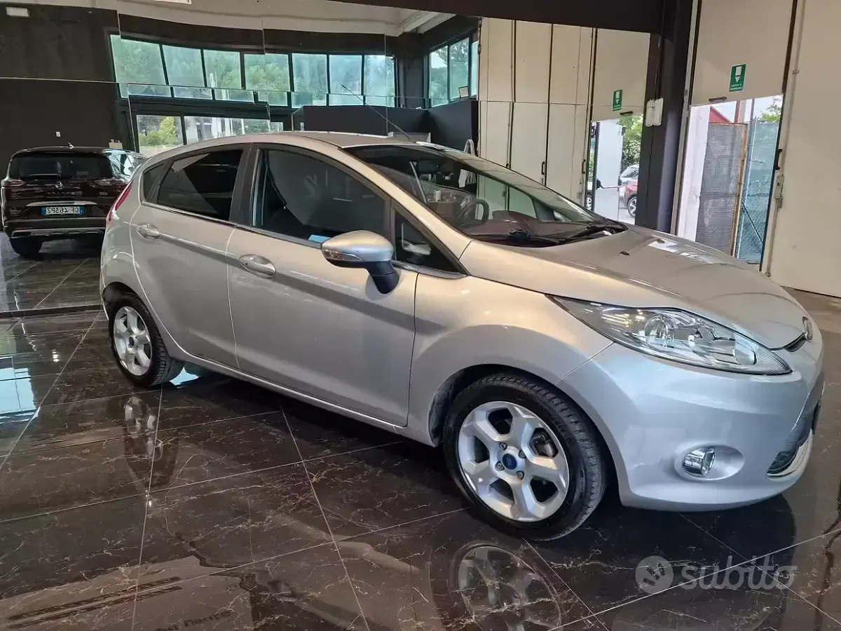 Usata Ford Fiesta 97 CV (71 kW) 2011 Grigio Berlina
