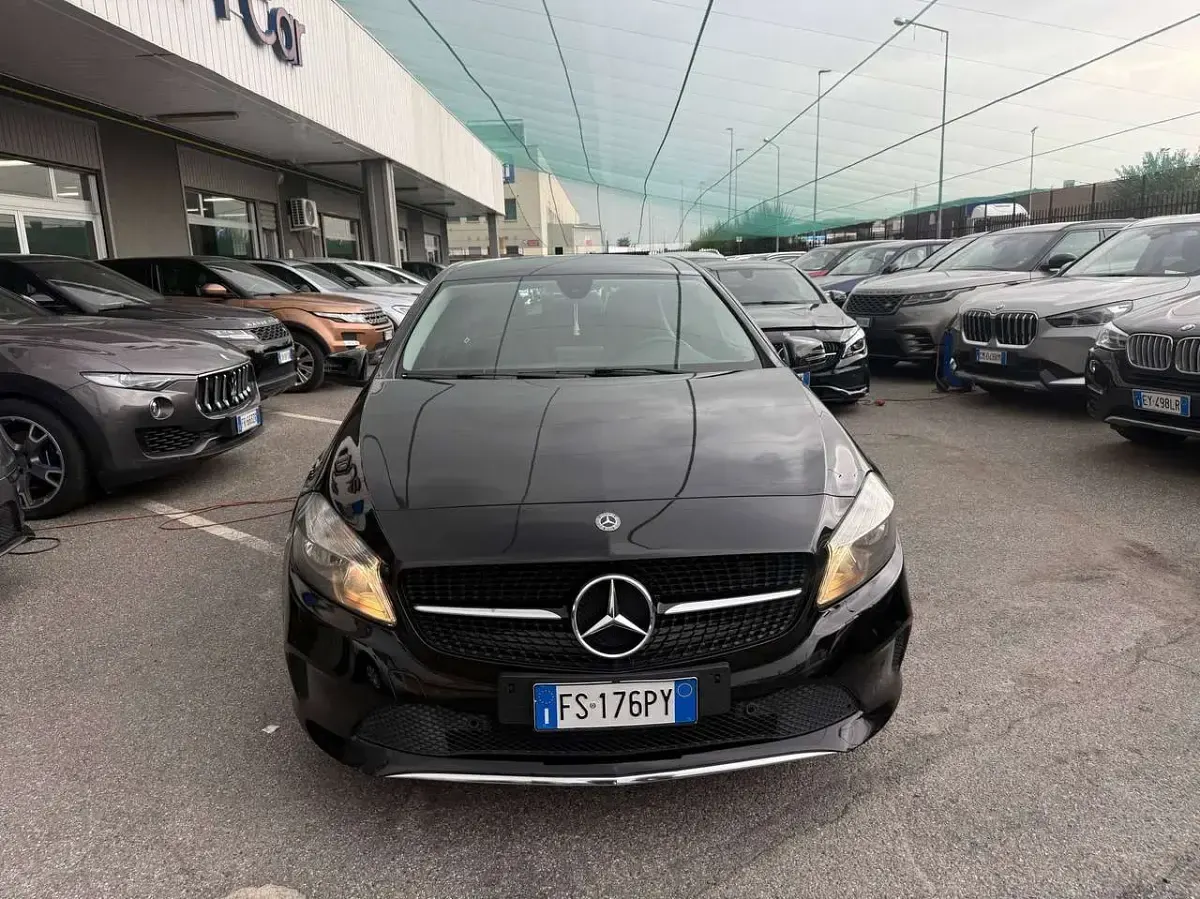 Usata Mercedes A180 109 CV (80 kW) 2017 Nero Utilitaria