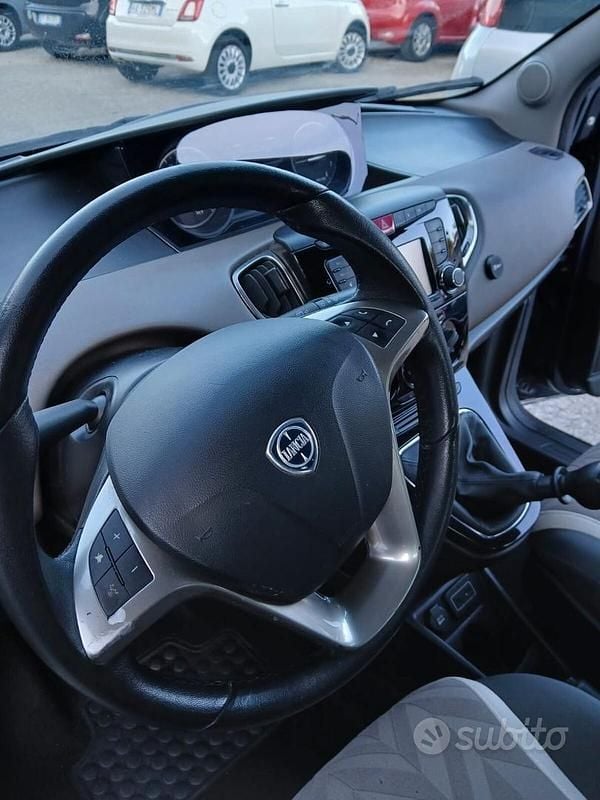 Usata Lancia Ypsilon Gold 69 CV (50 kW) 2016 Blu Utilitaria