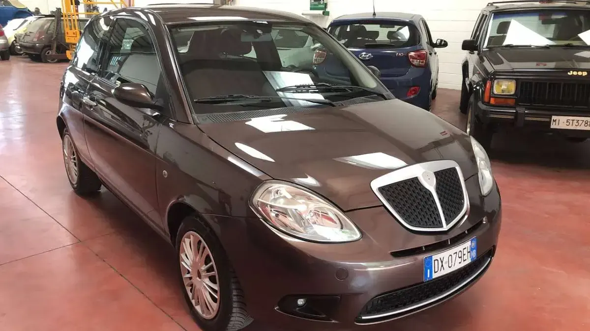 Usata Lancia Ypsilon 60 CV (44 kW) 2009 Marrone metallizzato Utilitaria