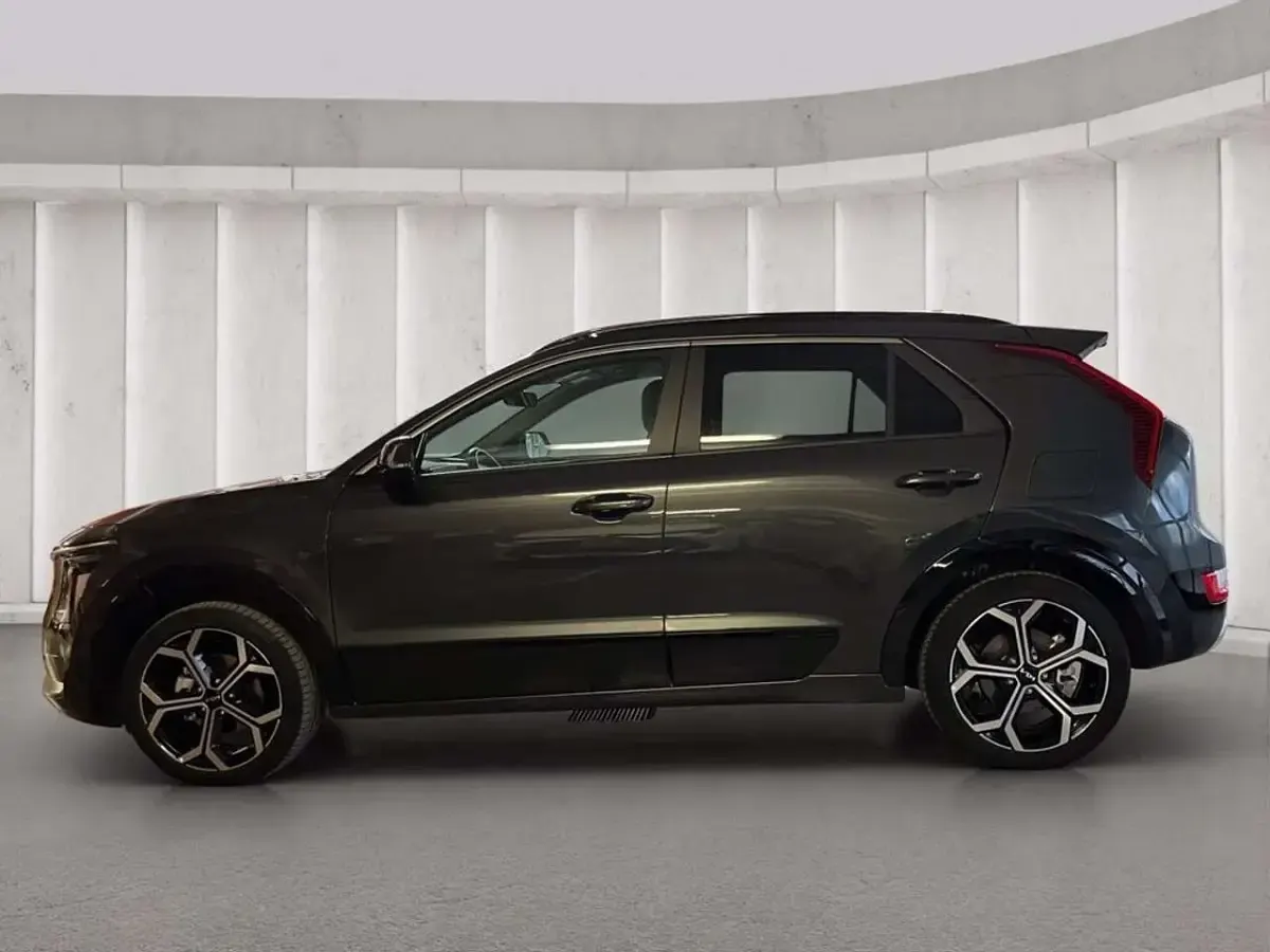 Käytetty Kia Niro Style 141 HP (103 kW) 2023 Harmaa Katumaasturi