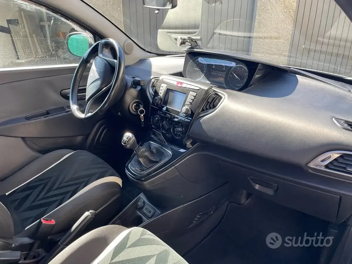 Usata Lancia Ypsilon Gold 95 CV (69 kW) 2017 Grigio Utilitaria