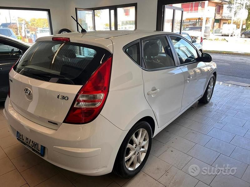 Usata Hyundai i30 Comfort 90 CV (66 kW) 2010 Bianco Berlina