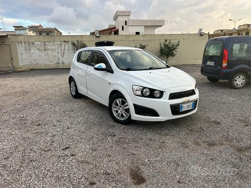 Bianco Usata 2012 Chevrolet Aveo LS Tre volumi | 3000 € (Buon prezzo) - Immagine 1/4
