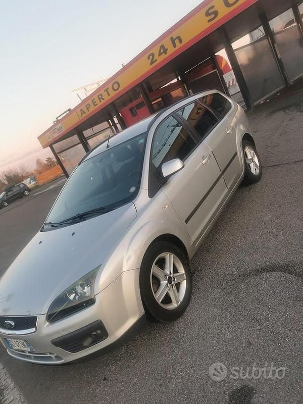 Begagnad Ford Focus 90 HK (66 kW) 2006 Grå Kombi