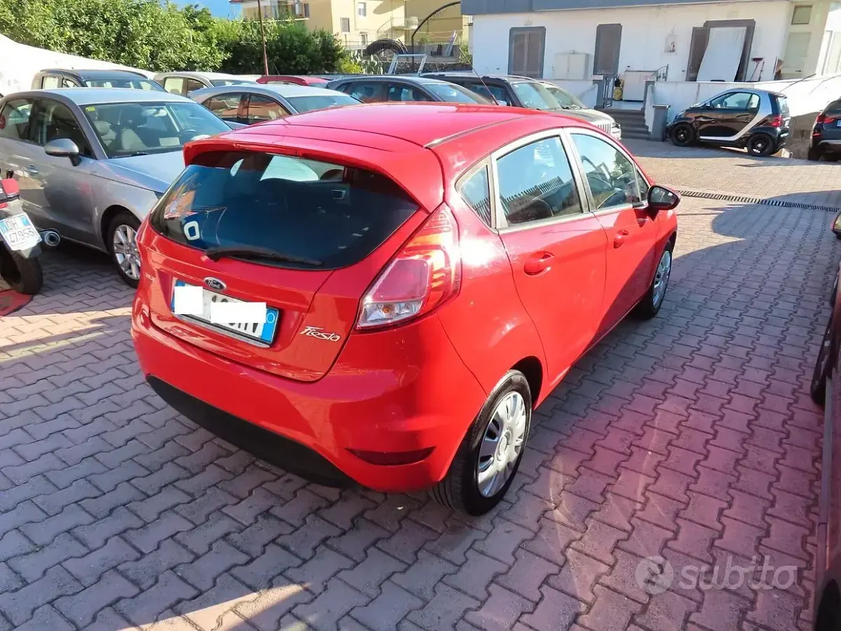 Usata Ford Fiesta 75 CV (55 kW) 2015 Rosso Utilitaria