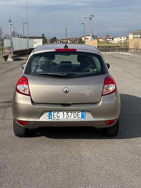 Usata Renault Clio II Luxe 101 CV (74 kW) 2011 Other Berlina