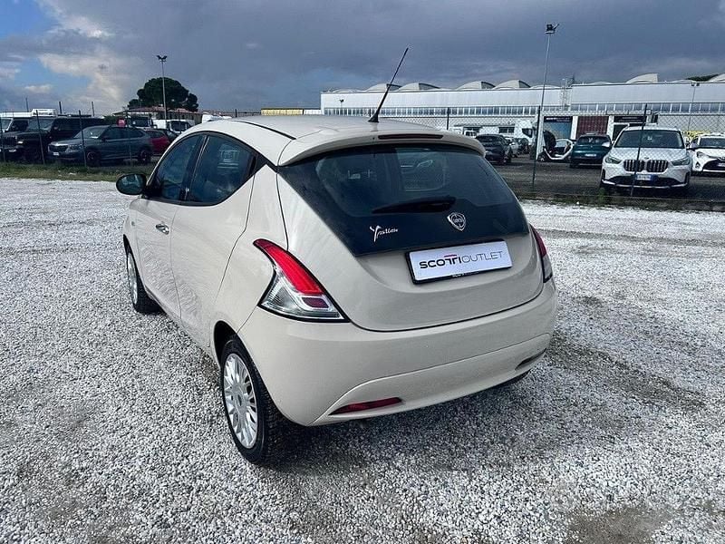 Usata Lancia Ypsilon Gold 69 CV (50 kW) 2016 Bianco Utilitaria
