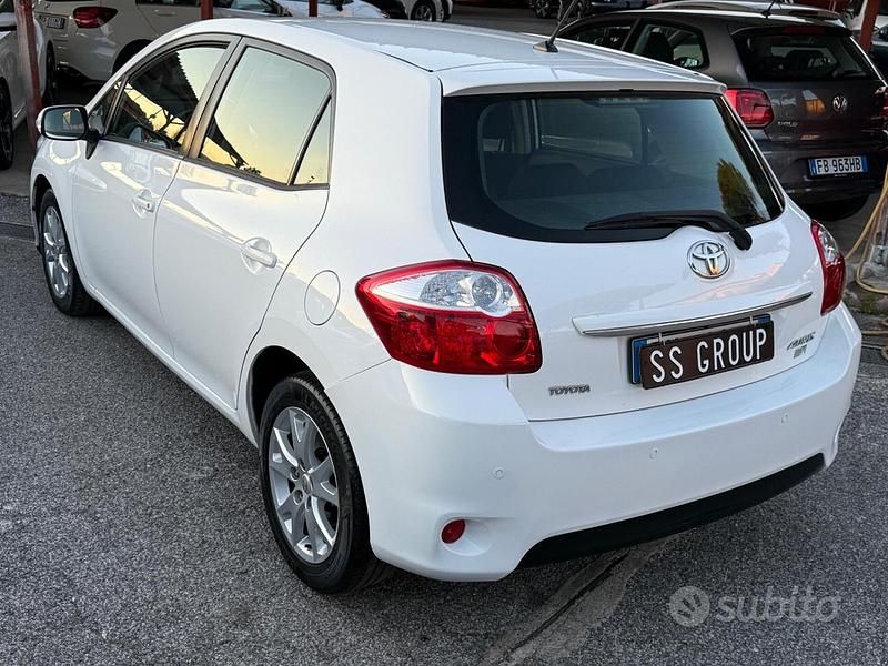 Usata Toyota Auris Active 90 CV (66 kW) 2012 Bianco Berlina