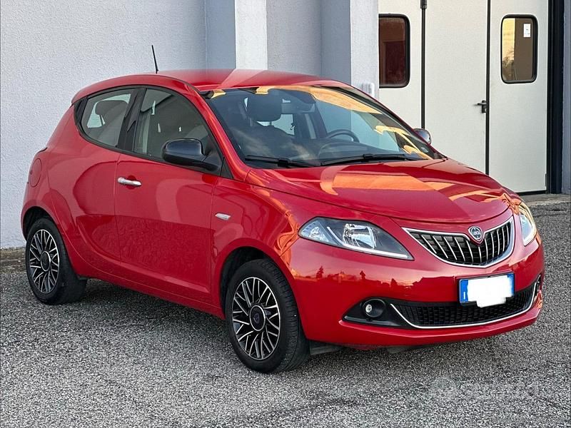 Usata Lancia Ypsilon Gold 69 CV (50 kW) 2024 Rosso Utilitaria