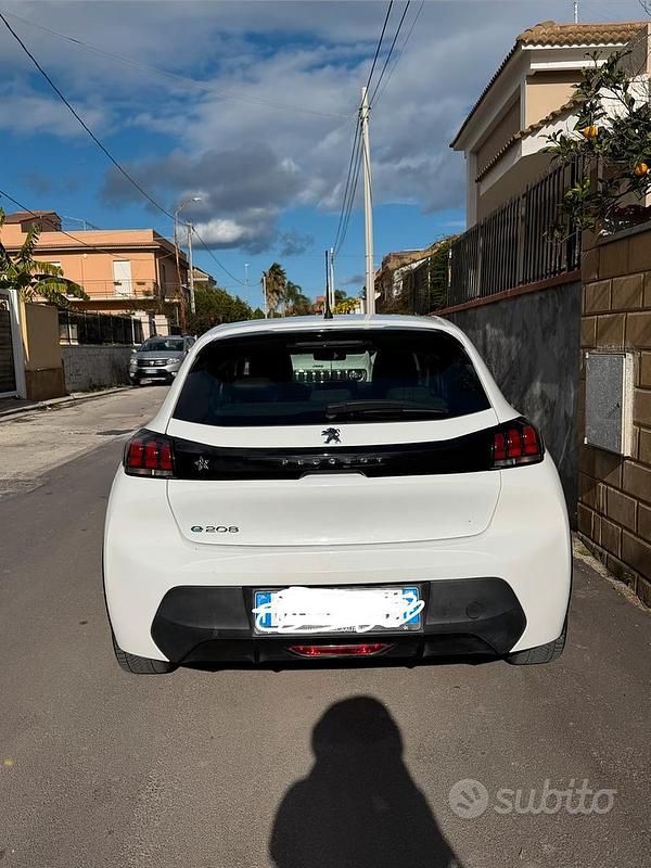 Usata Peugeot e-208 Active 80 kW (110 CV) 2023 Bianco Utilitaria