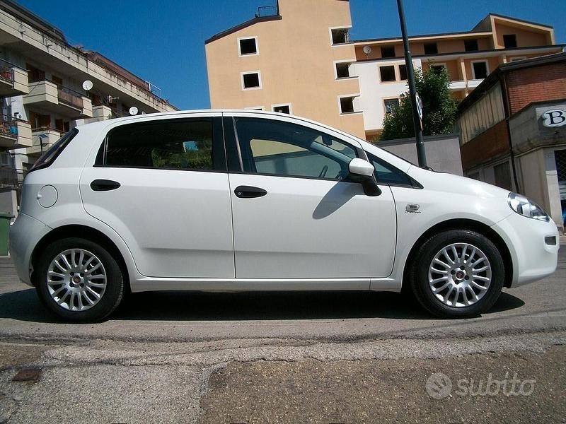Bianco Usata 2013 Fiat Punto Due volumi | 6499 € (Cara) - Immagine 1/4
