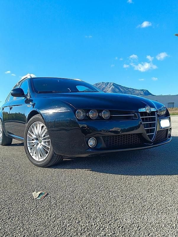Nero Usata 2010 Alfa Romeo 159 Distinctive Tre volumi | 3800 € (Buon prezzo) - Immagine 1/4