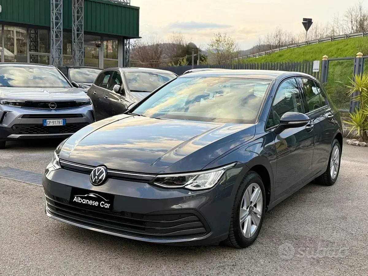 Usata VW Golf VIII Life 116 CV (85 kW) 2022 Grigio Berlina