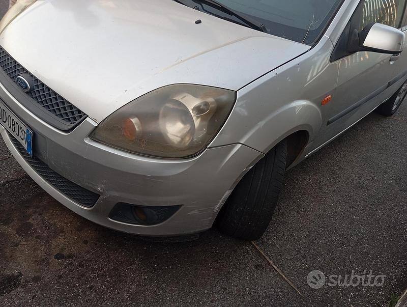 Usata Ford Fiesta 68 CV (50 kW) 2006 Grigio Utilitaria