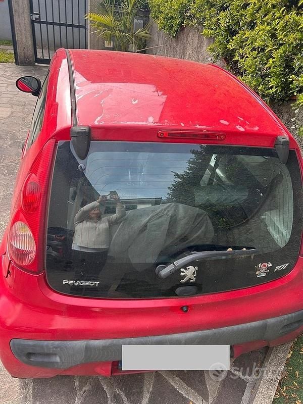 Usata Peugeot 107 Access 68 CV (50 kW) 2011 Rosso Utilitaria