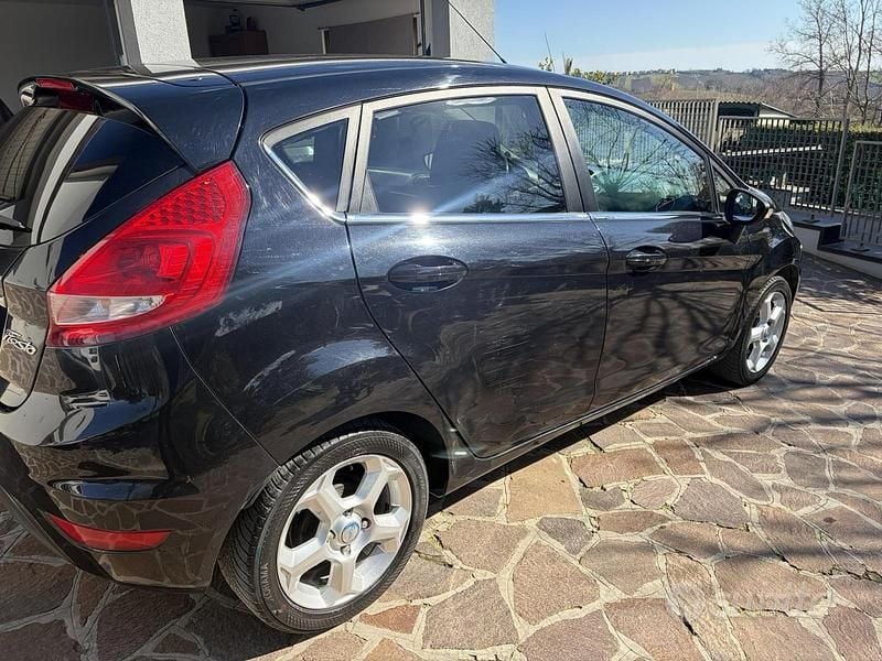 Usata Ford Fiesta 70 CV (51 kW) 2010 Nero Utilitaria