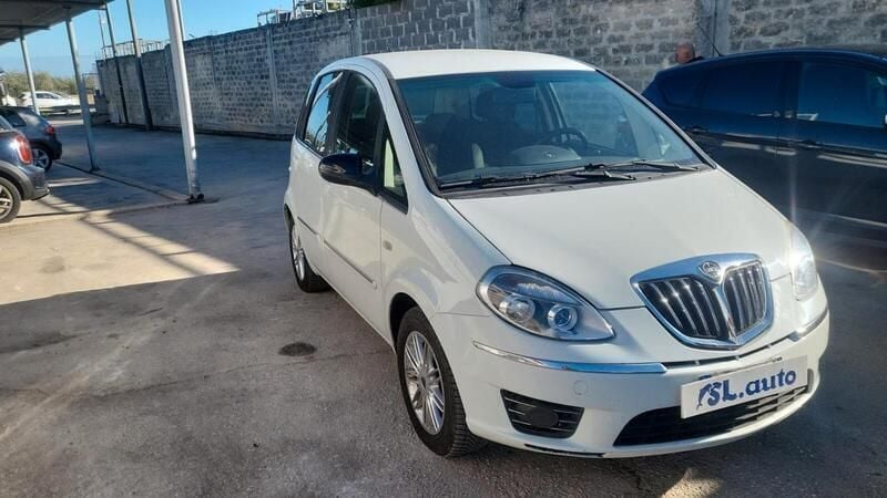 Usata Lancia Musa Gold 77 CV (56 kW) 2012 Bianco Monovolume