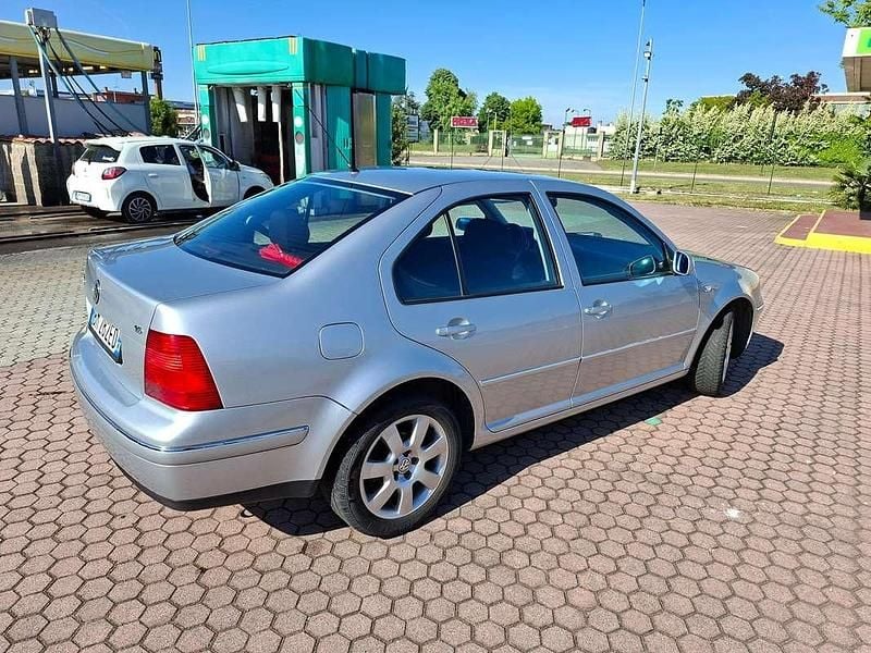 Usado VW Bora Highline 105 CV (77 kW) 2001 Plateado Berlina