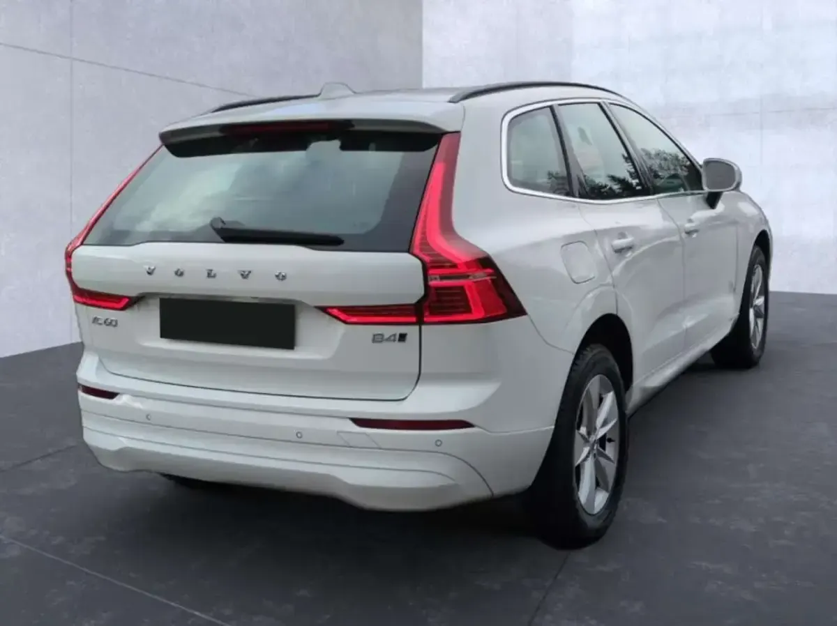Usata Volvo XC60 Momentum 197 CV (144 kW) 2021 Bianco metallizzato SUV