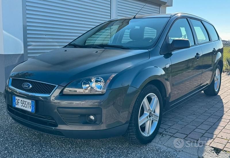 Grigio Usata 2007 Ford Focus Style Tre volumi | 1999 € (Buon prezzo) - Immagine 1/4