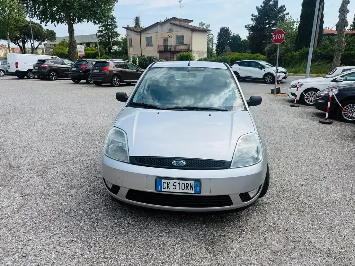 Usata Ford Fiesta Ghia 75 CV (55 kW) 2003 Grigio Utilitaria