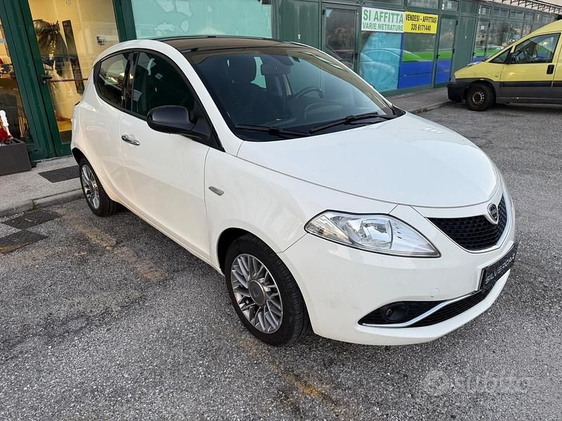 Usata Lancia Ypsilon 95 CV (69 kW) 2012 Bianco Utilitaria