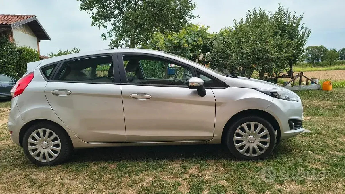 Usata Ford Fiesta 80 CV (58 kW) 2015 Grigio Utilitaria