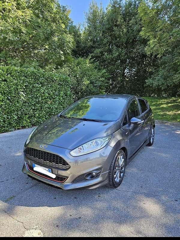 Grigio Usata 2017 Ford Fiesta ST-Line Berlina | 9400 € (Buon prezzo) - Immagine 1/4