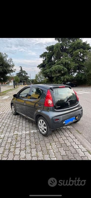 Usata Peugeot 107 68 CV (50 kW) 2011 Grigio Utilitaria