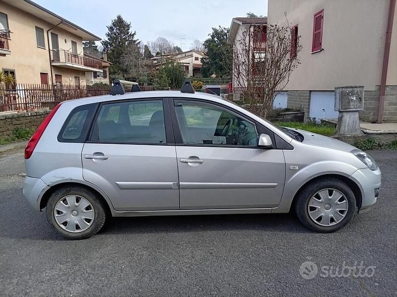 Usata Ford Fiesta 75 CV (55 kW) 2007 Grigio Utilitaria